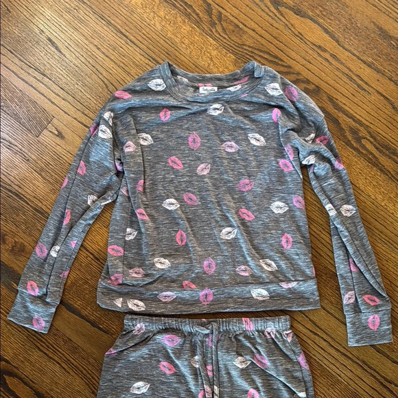 Splendid Women's Small Pajama Set with Pink Lip Design Coordinated Set - Picture 3 of 7